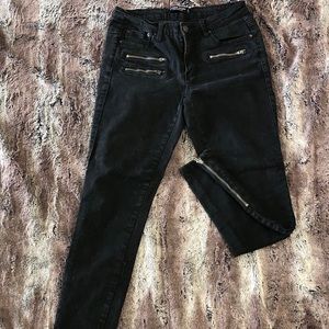 Baddie jeans! Zip up bottom accent. Perfect fit